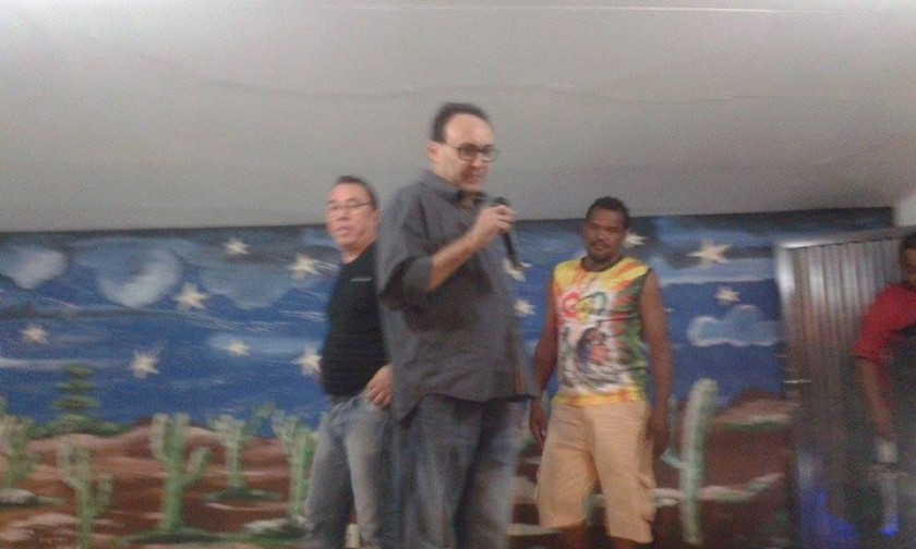 Dirceu Andrande testando o som. ao fundo (camisa preta) o músico Chagas Santos e o ator Sávio Barão. foto: M.N